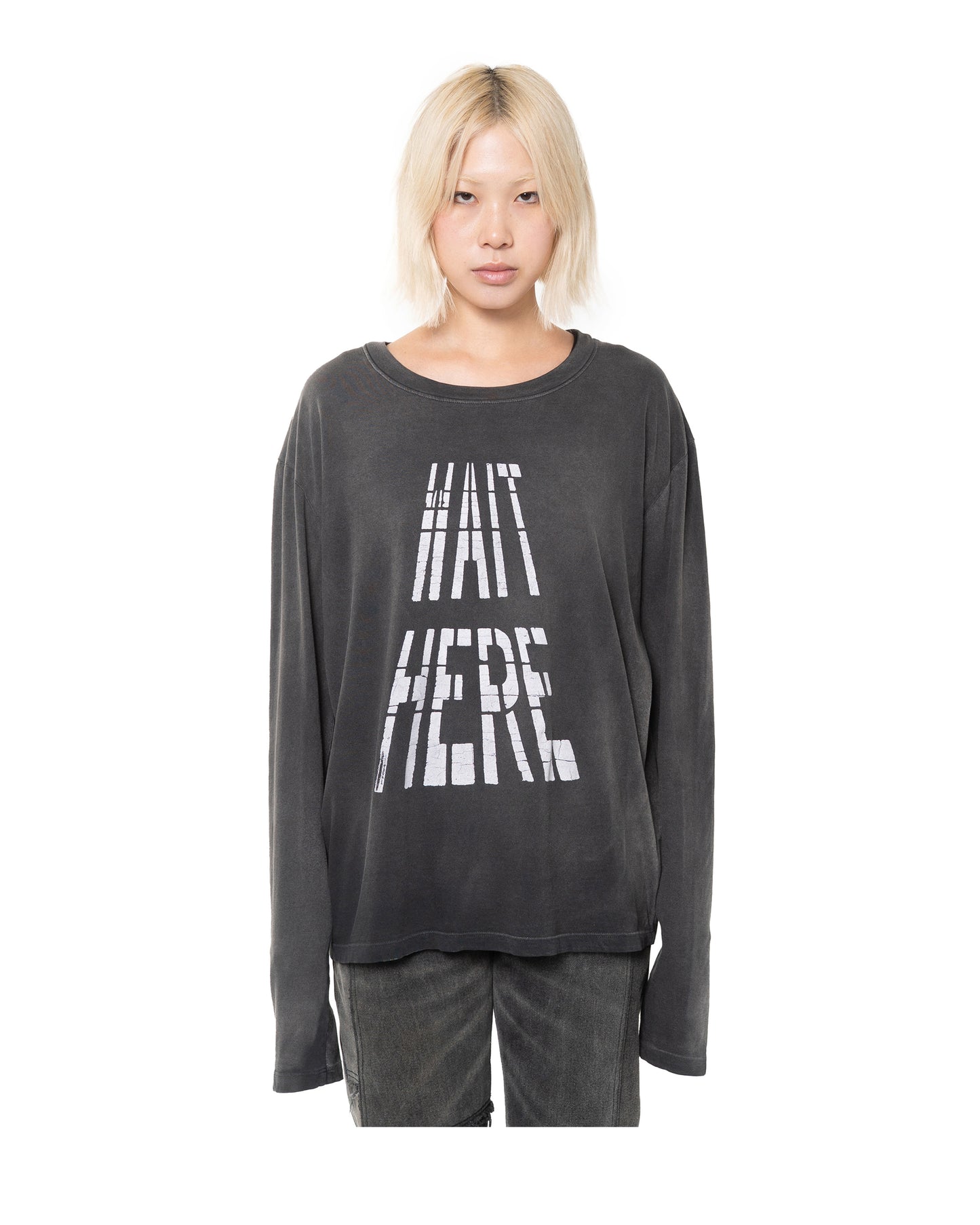 WAIT HERE LONGSLEEVE WASHED BLACK