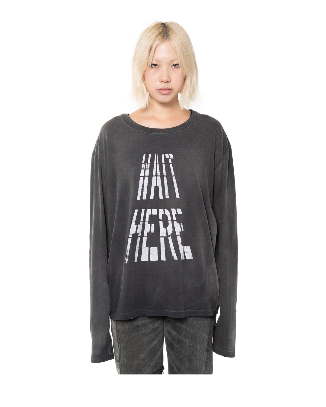 WAIT HERE LONGSLEEVE WASHED BLACK